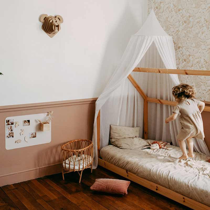 pizarra magnética rosa-beige en el dormitorio de un niño - Ferflex